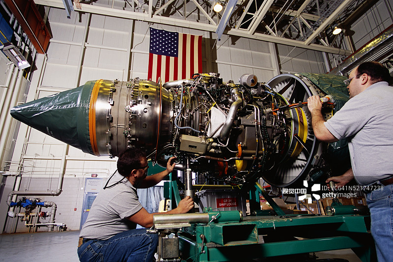在通用电气工厂检查喷气发动机图片素材
