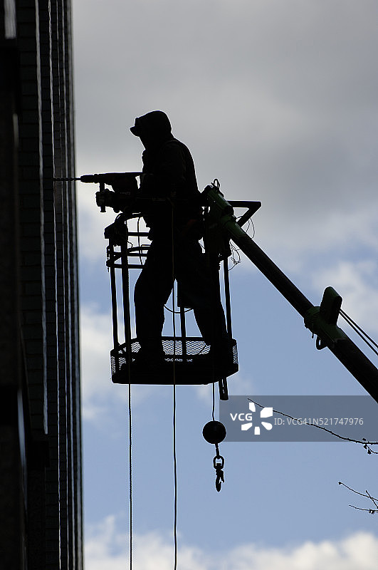 在高空作业车上的铆钉工图片素材