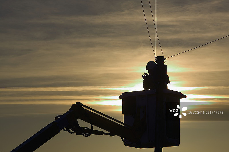高空作业车上的电话工程师图片素材