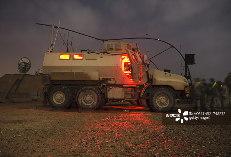 夜间防地雷反伏击车图片素材