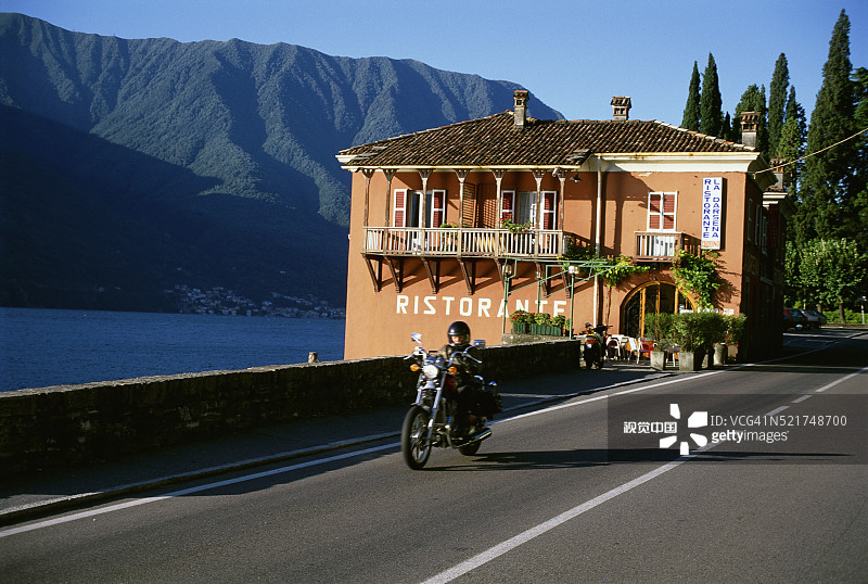 科莫湖边的摩托车手图片素材