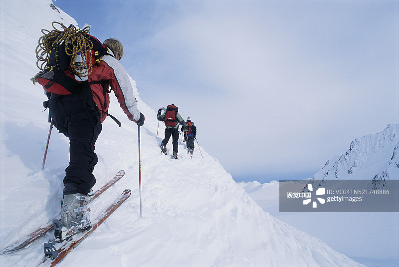 在阿拉斯加偏远地区徒步的滑雪者图片素材