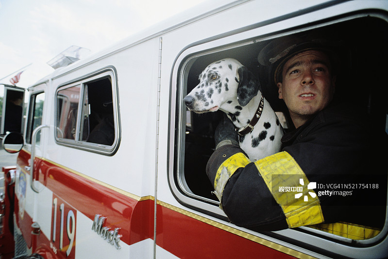消防员和斑点狗乘坐消防车图片素材