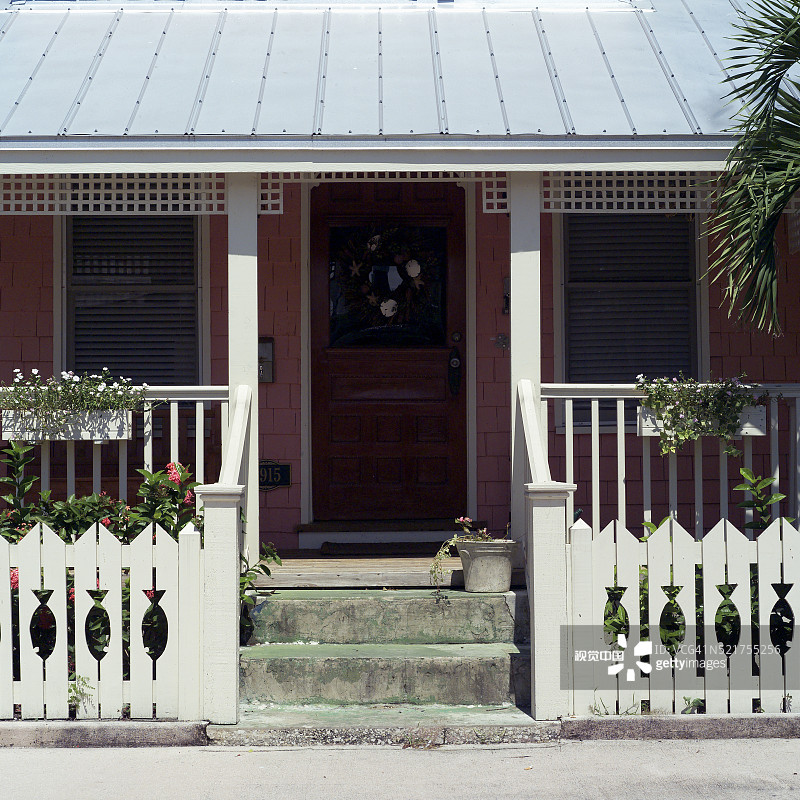 白色尖桩篱笆，前廊背景图片素材
