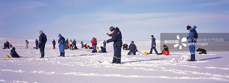 在冰岛冰钓北极红点鲑图片素材