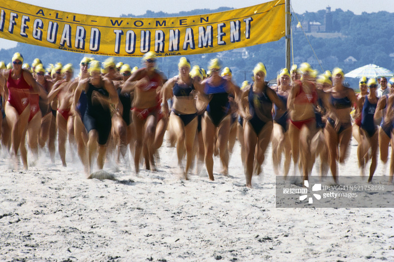 女子在救生员比赛中短跑图片素材