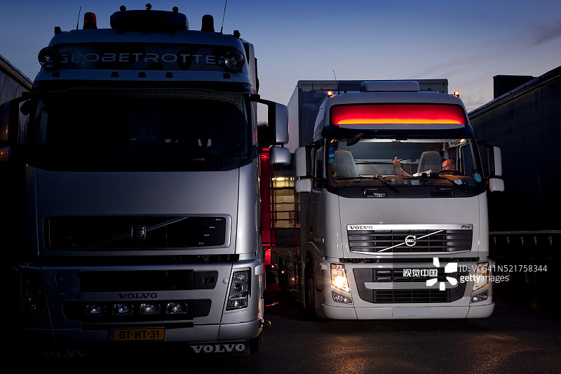 夜晚停靠在卡车驿站的沃尔沃卡车图片素材