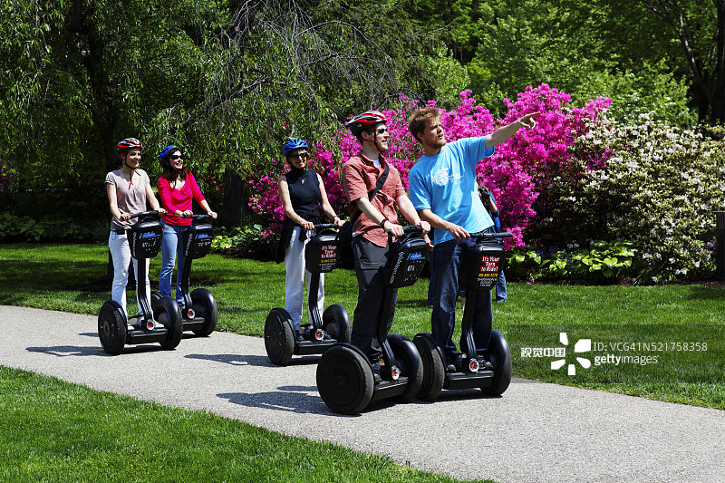 在费尔蒙特公园参加“I Glide”赛格威之旅的游客图片素材