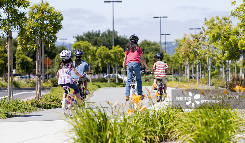 孩子们一起骑自行车图片素材