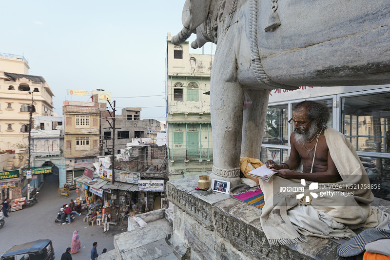 印度拉贾斯坦邦乌代布尔贾格迪什神庙的圣徒图片素材