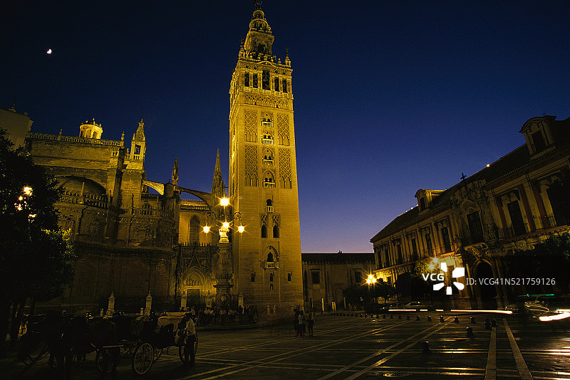 夜幕下的吉拉尔达和公共广场图片素材