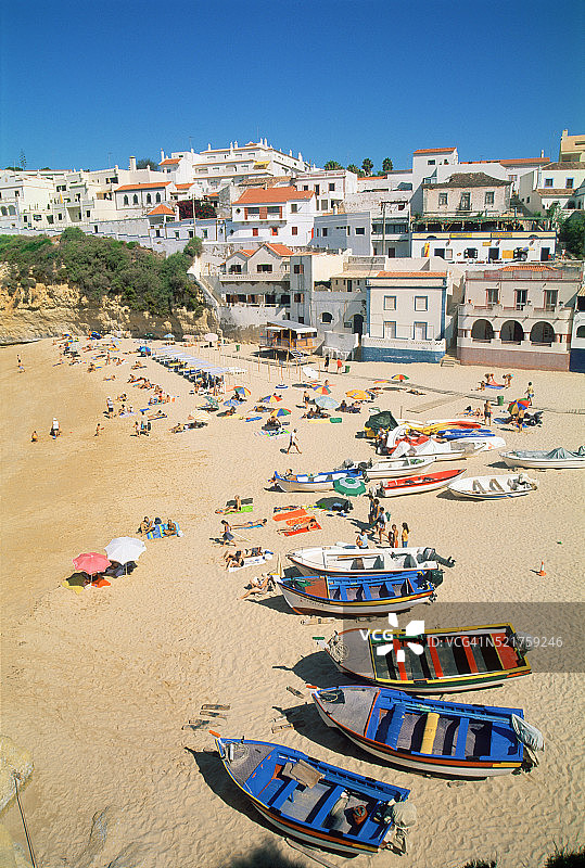 在卡武埃鲁海滩享受日光浴的人们图片素材