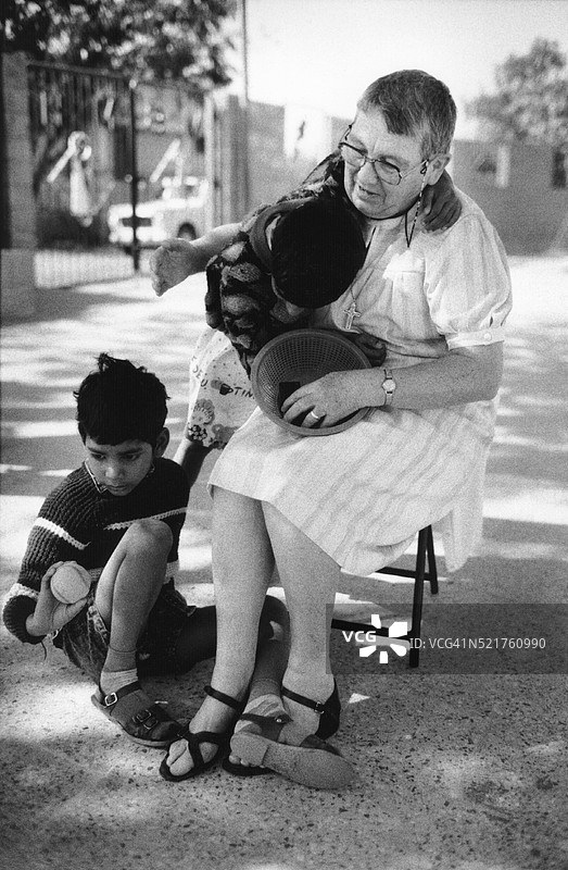 与残疾儿童的传教士图片素材