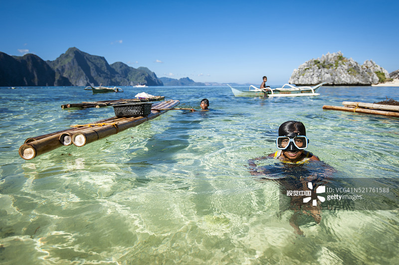 巴布亚儿童在水中嬉戏图片素材