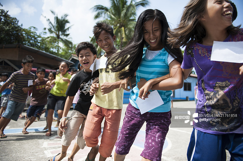 孩子们玩团队建设游戏图片素材