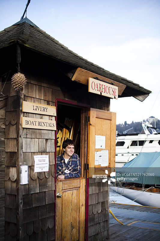 站在船只租赁商店门口的男人图片素材