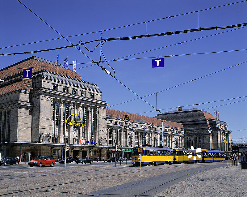 有轨电车和火车站图片素材