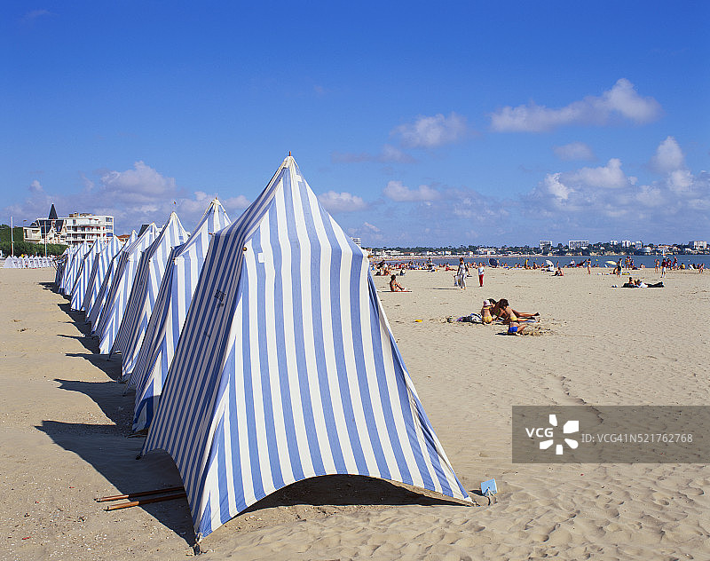 法国海滩上的蓝白色帐篷图片素材