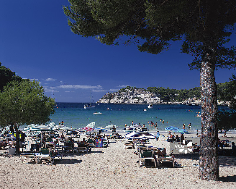 加尔达纳湾海滩游客图片素材