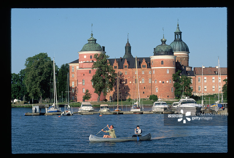 在马拉兰湖港口划独木舟的人们图片素材