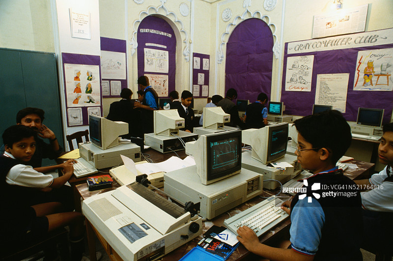 电脑课上的男孩图片素材