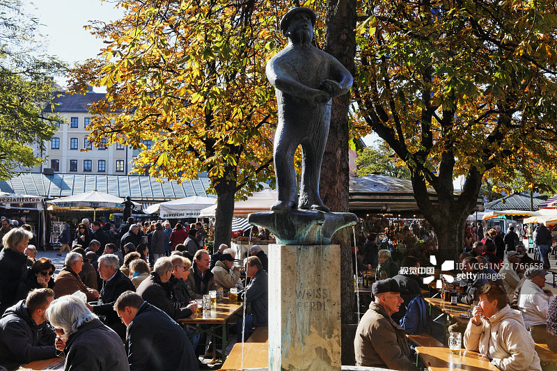 秋日阳光下的啤酒花园图片素材