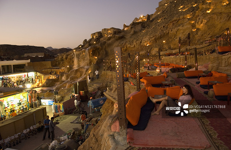 在露天咖啡店里休息的女人图片素材