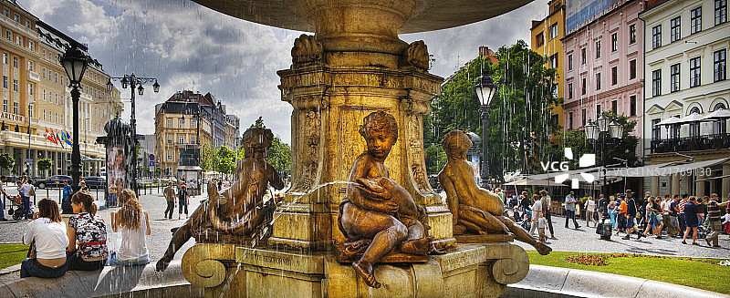 斯洛伐克国家剧院前的装饰喷泉细节图片素材