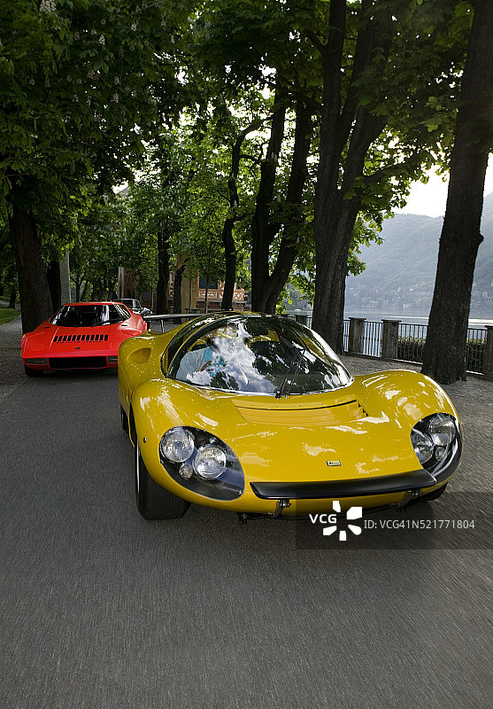 科莫湖畔的意大利超级跑车图片素材