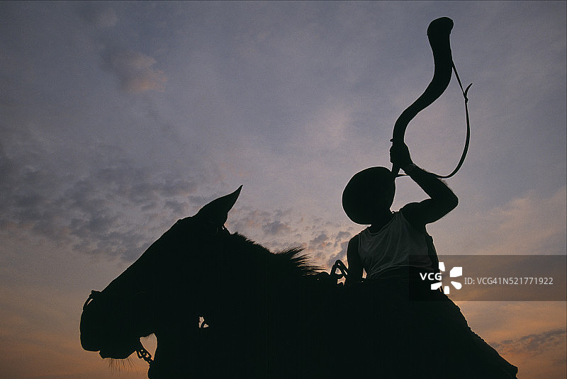 吹号角的牛仔图片素材