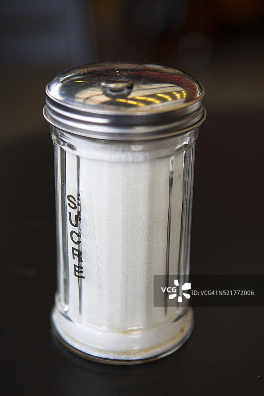 巴黎小酒馆里的糖罐图片素材