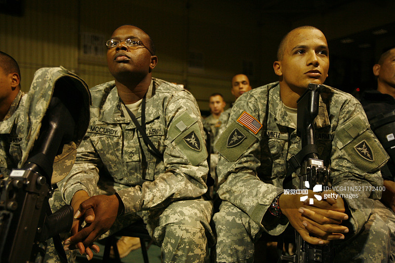 观看劳军演出的美国士兵图片素材