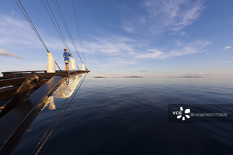 乘船游览印度尼西亚特里同湾图片素材