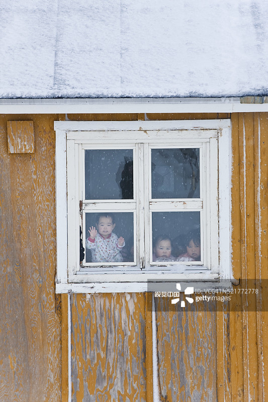 塔西拉克窗口边的孩子们图片素材