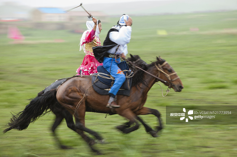 哈萨克斯坦姑娘追游戏图片素材