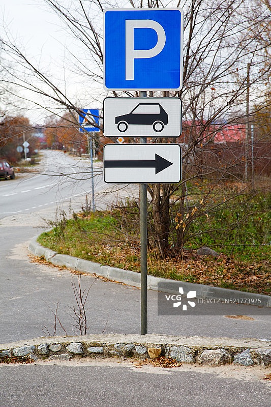 秋季道路上的交通标志图片素材