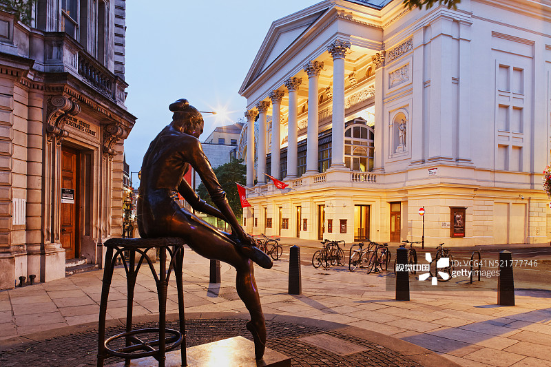 尼内特·德·瓦卢瓦雕像和英国伦敦皇家歌剧院的弓街正面图片素材