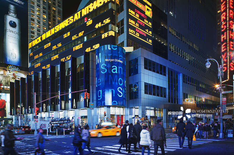时代广场摩根士丹利大厦前繁忙的斑马线图片素材