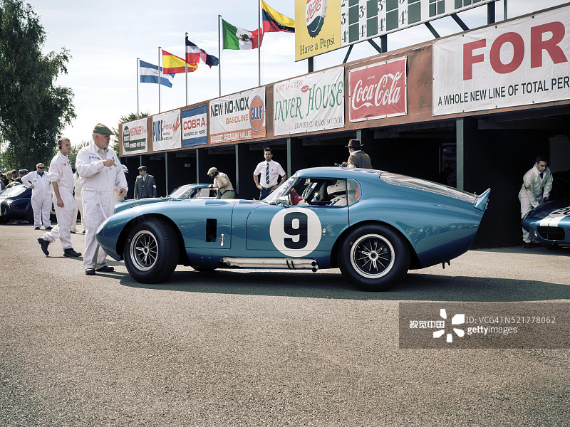 1965年谢尔比代托纳跑车在古德伍德复兴赛道的维修站车库图片素材