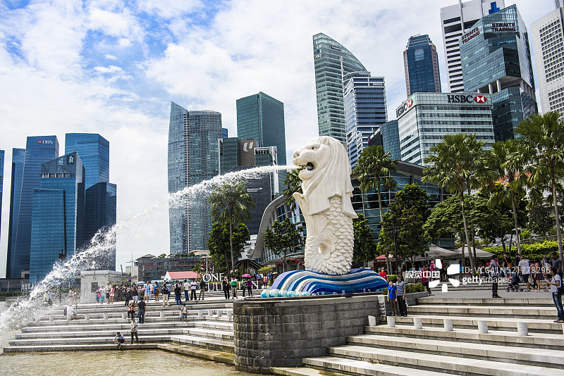 游客，鱼尾狮雕像，新加坡滨海湾图片素材