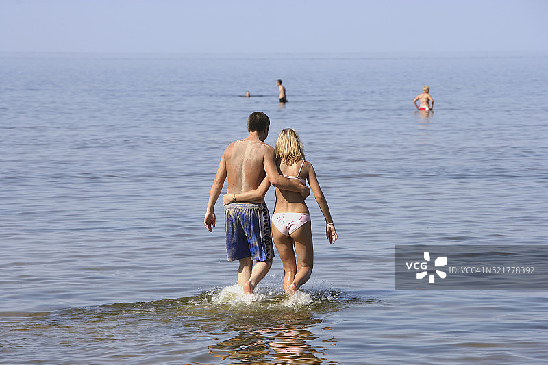 年轻夫妇在里加湾涉水图片素材