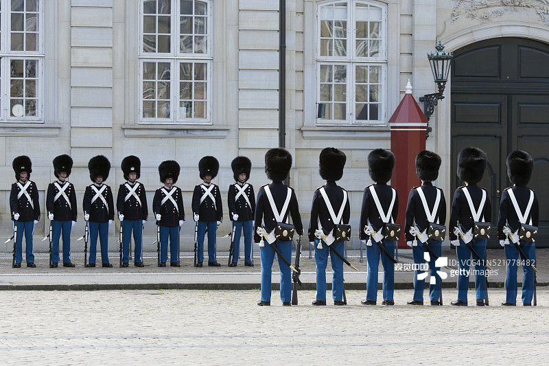 丹麦哥本哈根阿美琳堡宫的换岗仪式图片素材
