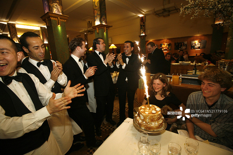 在巴黎穹顶下庆祝女孩的12岁生日图片素材