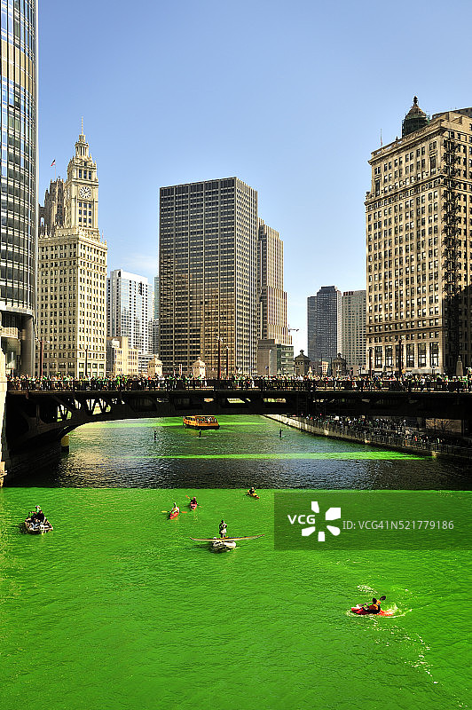 圣帕特里克节将芝加哥河染成绿色图片素材