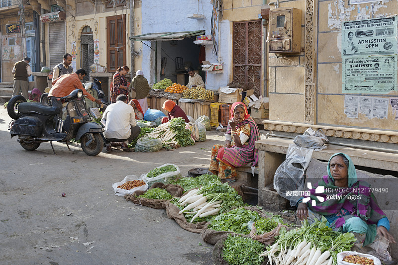 印度拉贾斯坦邦杰伊瑟尔梅尔主要集市上的水果蔬菜摊贩图片素材