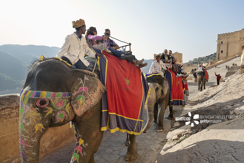 印度拉贾斯坦邦琥珀堡骑大象图片素材