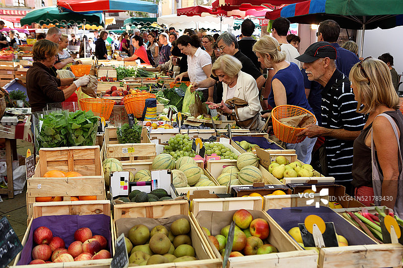 普罗旺斯艾克斯里舍尔梅广场的星期六集市图片素材