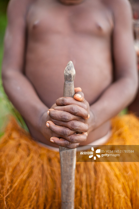 在塞皮克河畔摆姿势的男孩，巴布亚新几内亚图片素材