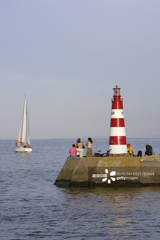 驶过库尔斯沙嘴灯塔的帆船图片素材