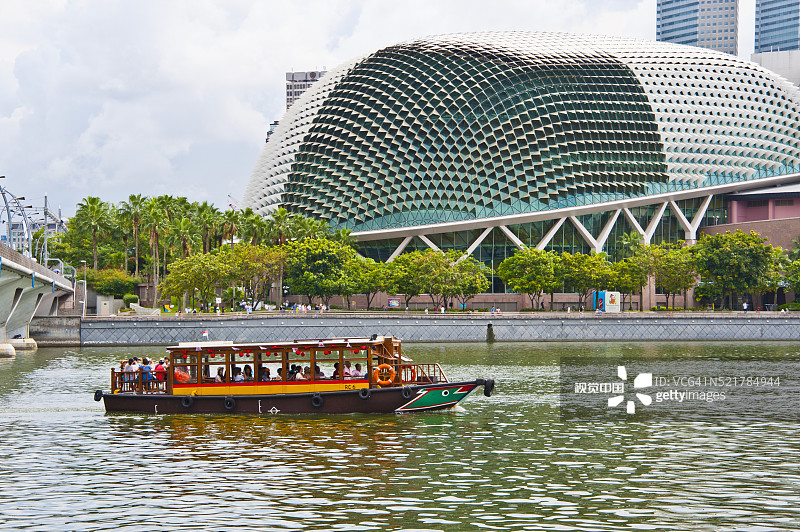 新加坡滨海艺术中心附近的游船图片素材